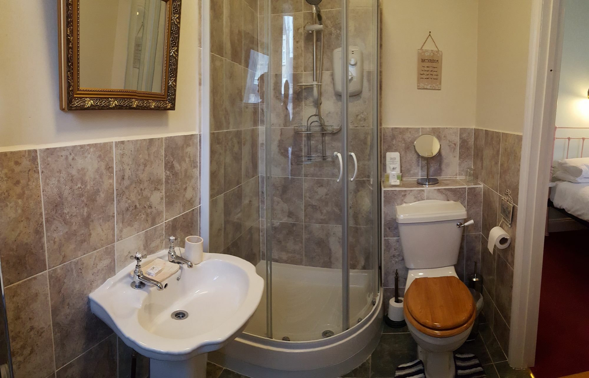 White Guest House Bath Exteriér fotografie